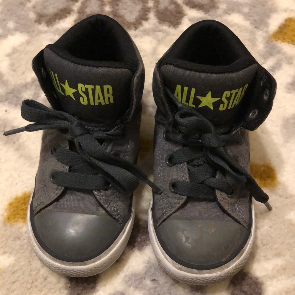 Boys sneakers Needs a cleaning and good to go